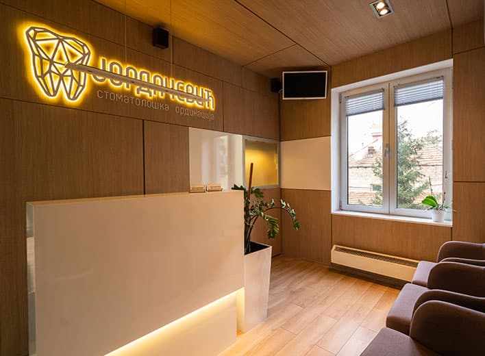 The waiting room of the Jordačević practice with the illuminated sign on the wall